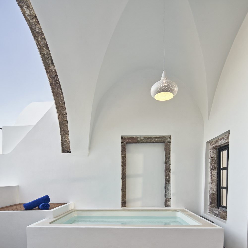 02_07_Katikies-Garden-Hotel-Santorini-Thira-Rooms-Suites