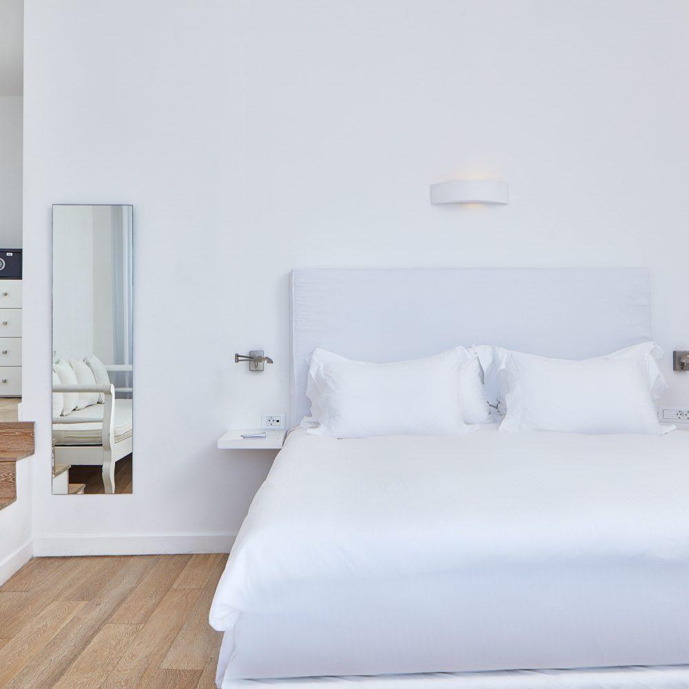 02_07_Katikies-Villa-Santorini-Oia-Suites-Rooms